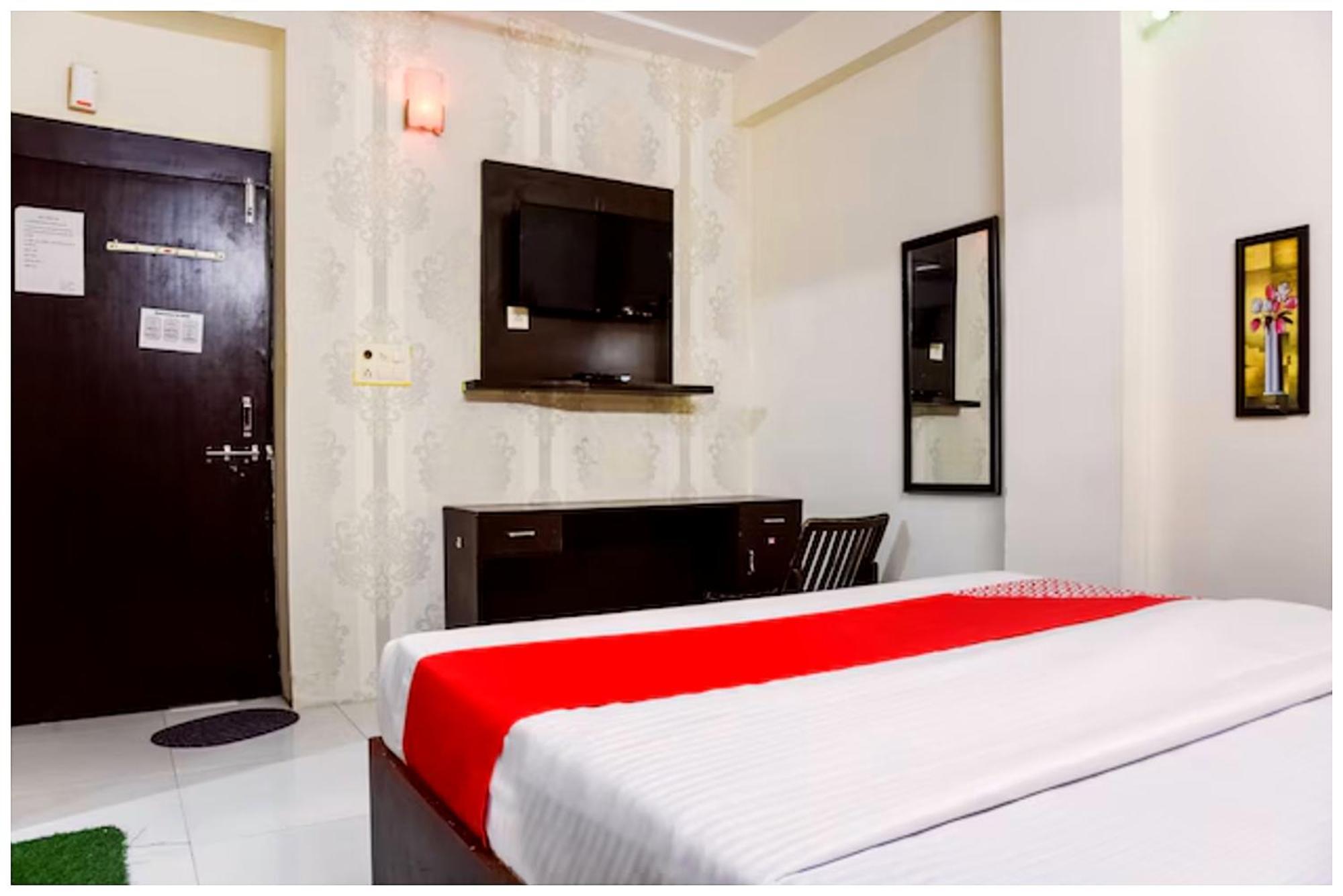 The ! Ashray Near Swargadwar Golden - Lift - Restaurant And Parking Available - Fully Air Conditioning - 3*