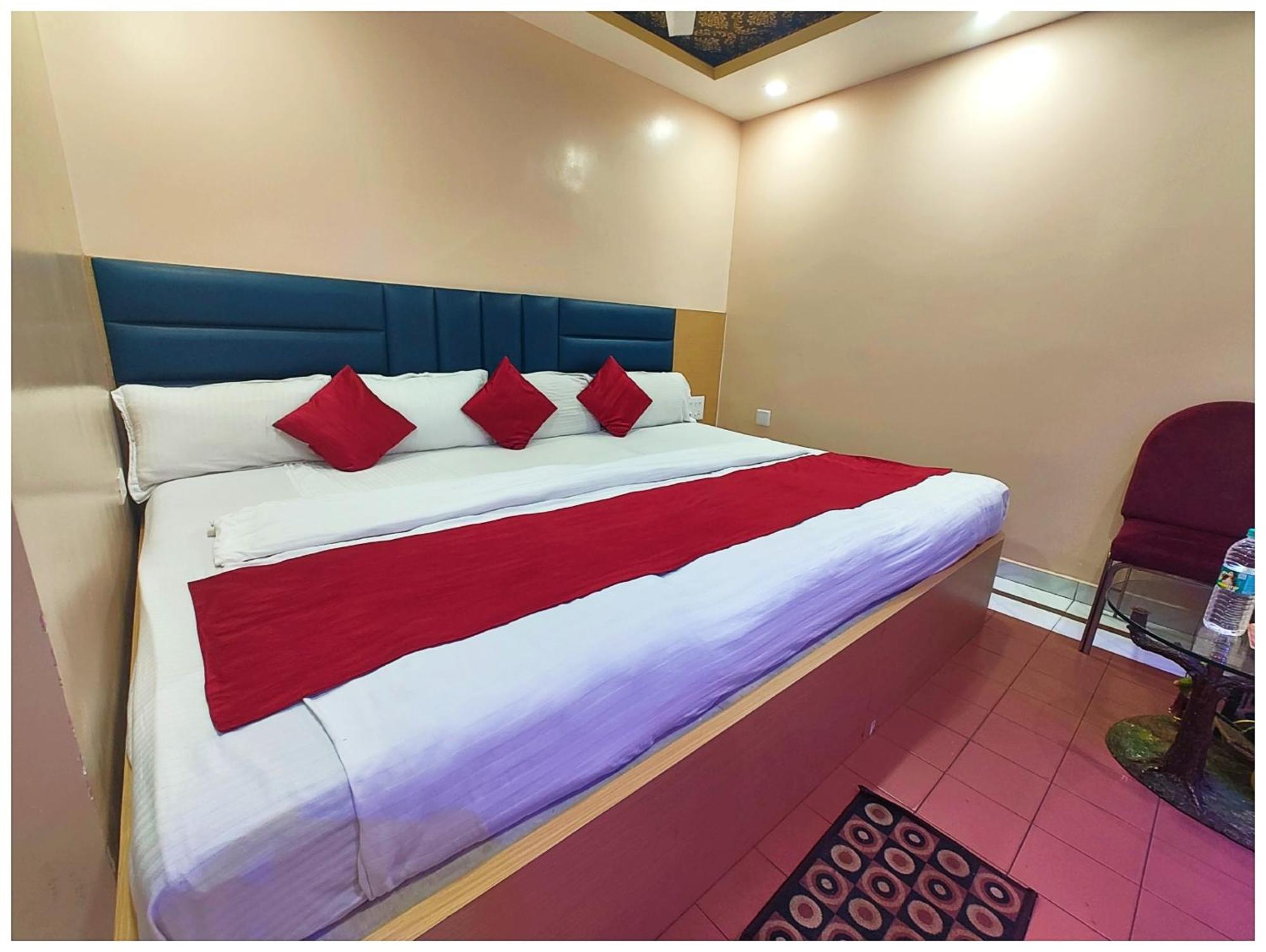 The ! Ashray Near Swargadwar Golden - Lift - Restaurant And Parking Available - Fully Air Conditioning - Hotel 3*