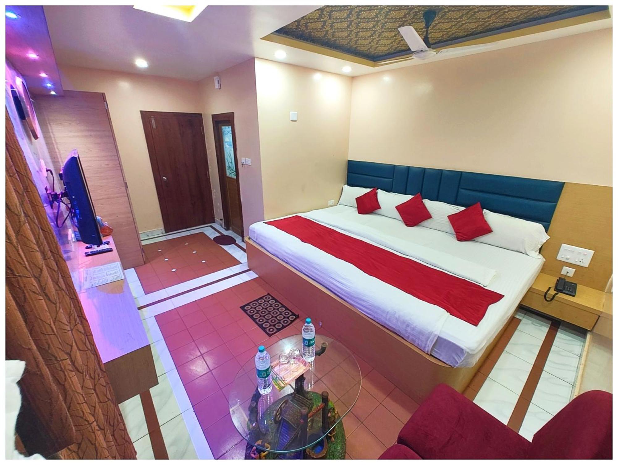 Hotel The ! Ashray Near Swargadwar Golden - Lift - Restaurant And Parking Available - Fully Air Conditioning - 3*