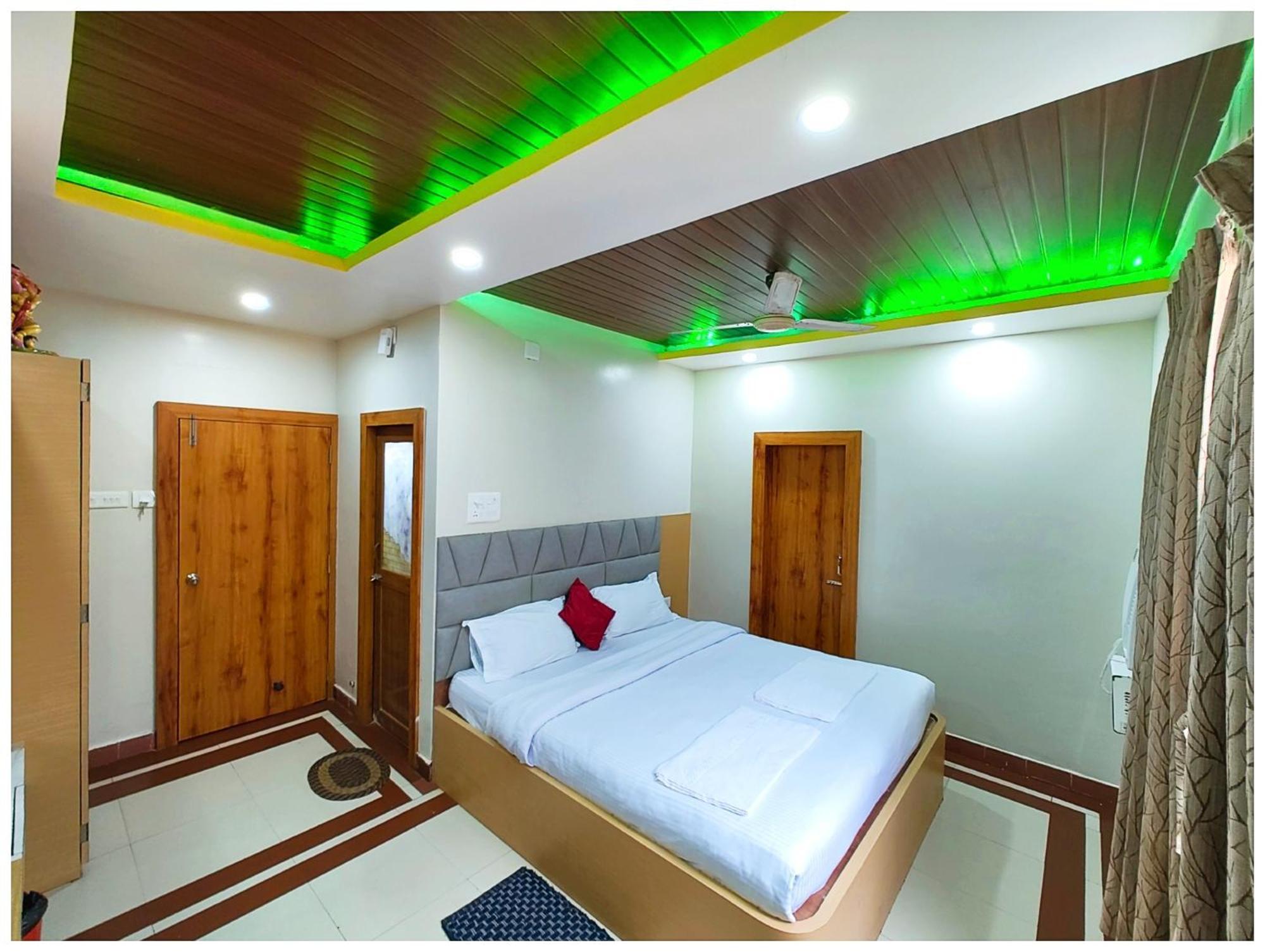 Hotel The ! Ashray Near Swargadwar Golden - Lift - Restaurant And Parking Available - Fully Air Conditioning - 3*