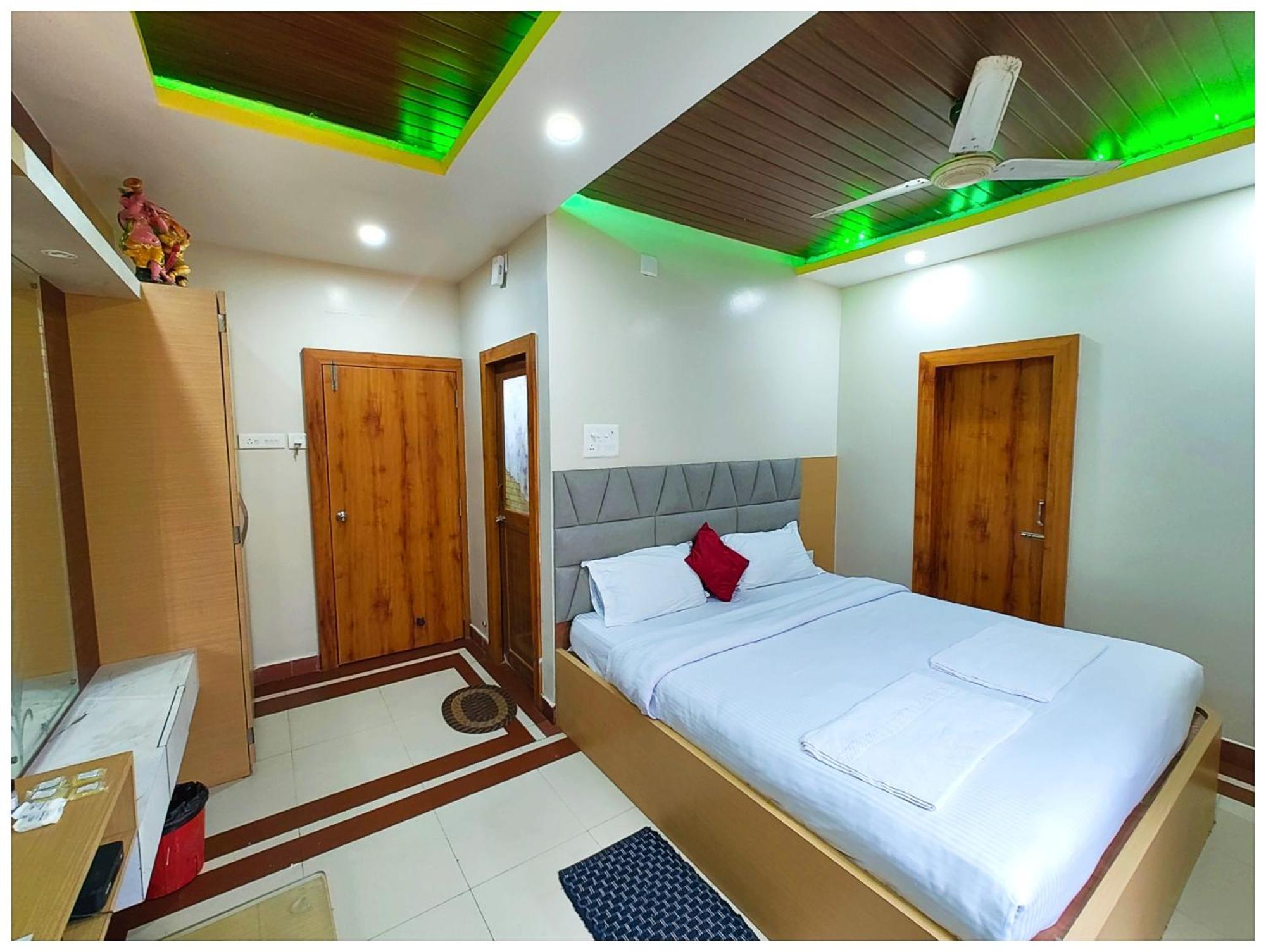The ! Ashray Near Swargadwar Golden - Lift - Restaurant And Parking Available - Fully Air Conditioning - Hotel 3*