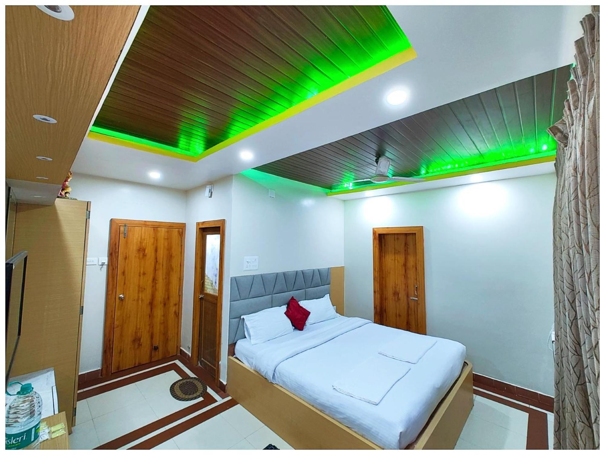 Hotel The ! Ashray Near Swargadwar Golden - Lift - Restaurant And Parking Available - Fully Air Conditioning - 3*
